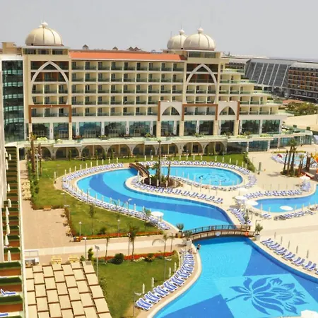 Alan Xafira Deluxe & Hotel