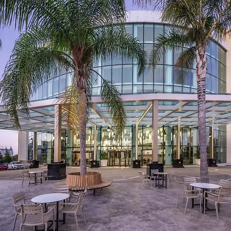 Alan Xafira Deluxe & מלון