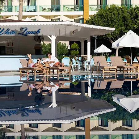 Alan Xafira Deluxe & מלון